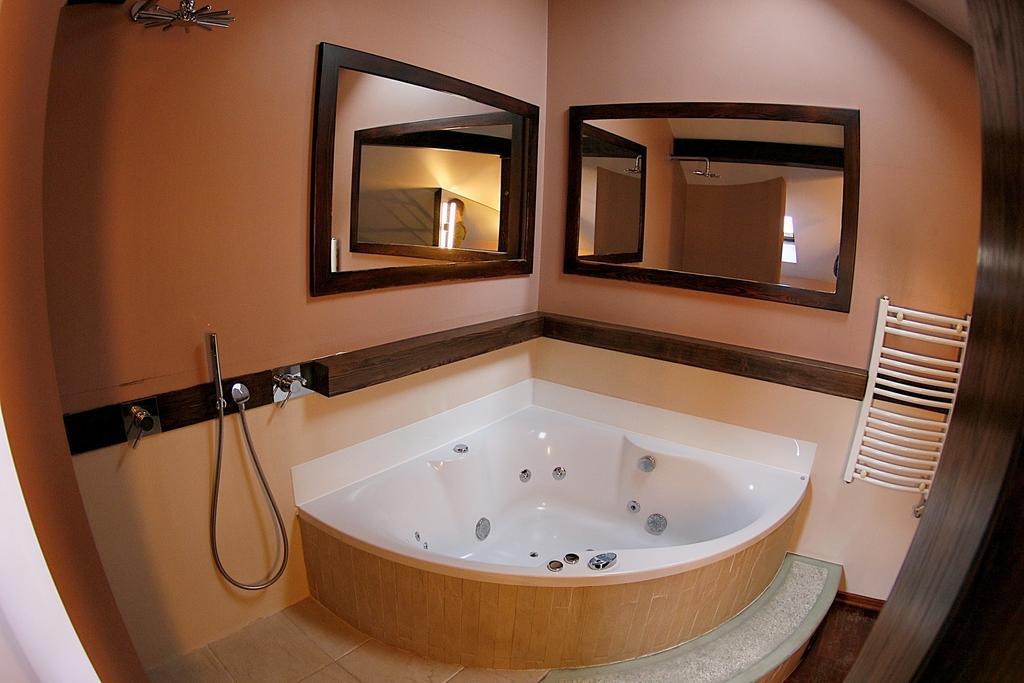 Krakow Jacuzzi Apartment Room photo