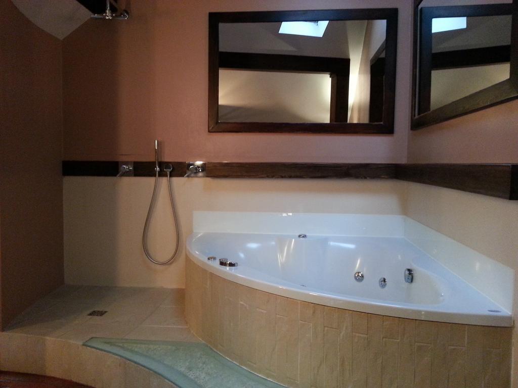 Krakow Jacuzzi Apartment Room photo